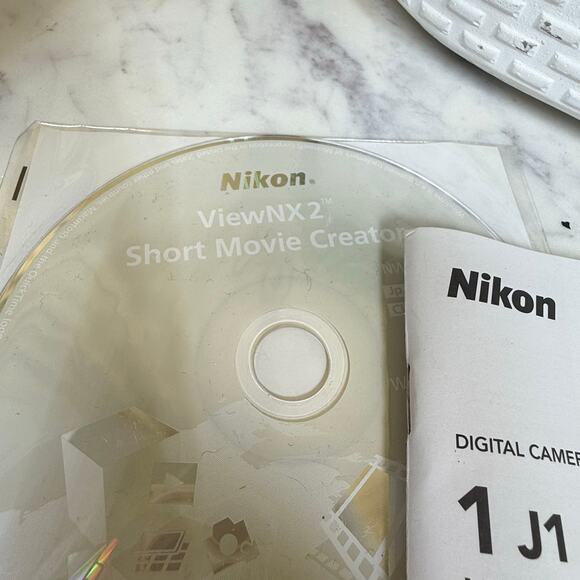 Nikon 1 J1 10.1MP Digital Mirrorless Camera White Kit VR 10-30mm Lens Lot - Picture 11 of 13